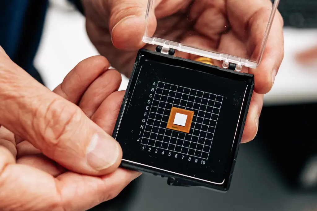 Quantum Computing Miniaturized to Fingernail-Sized Chips Quantum Computing Miniaturized to Fingernail-Sized Chips